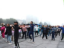 Мэр Бердска размялся с горожанами на утренней зарядке