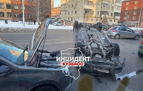 ДТП с перевертышем произошло на одной из улиц в Кемерове