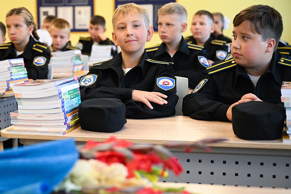 Мишустин утвердил принципы экспертизы школьных учебников