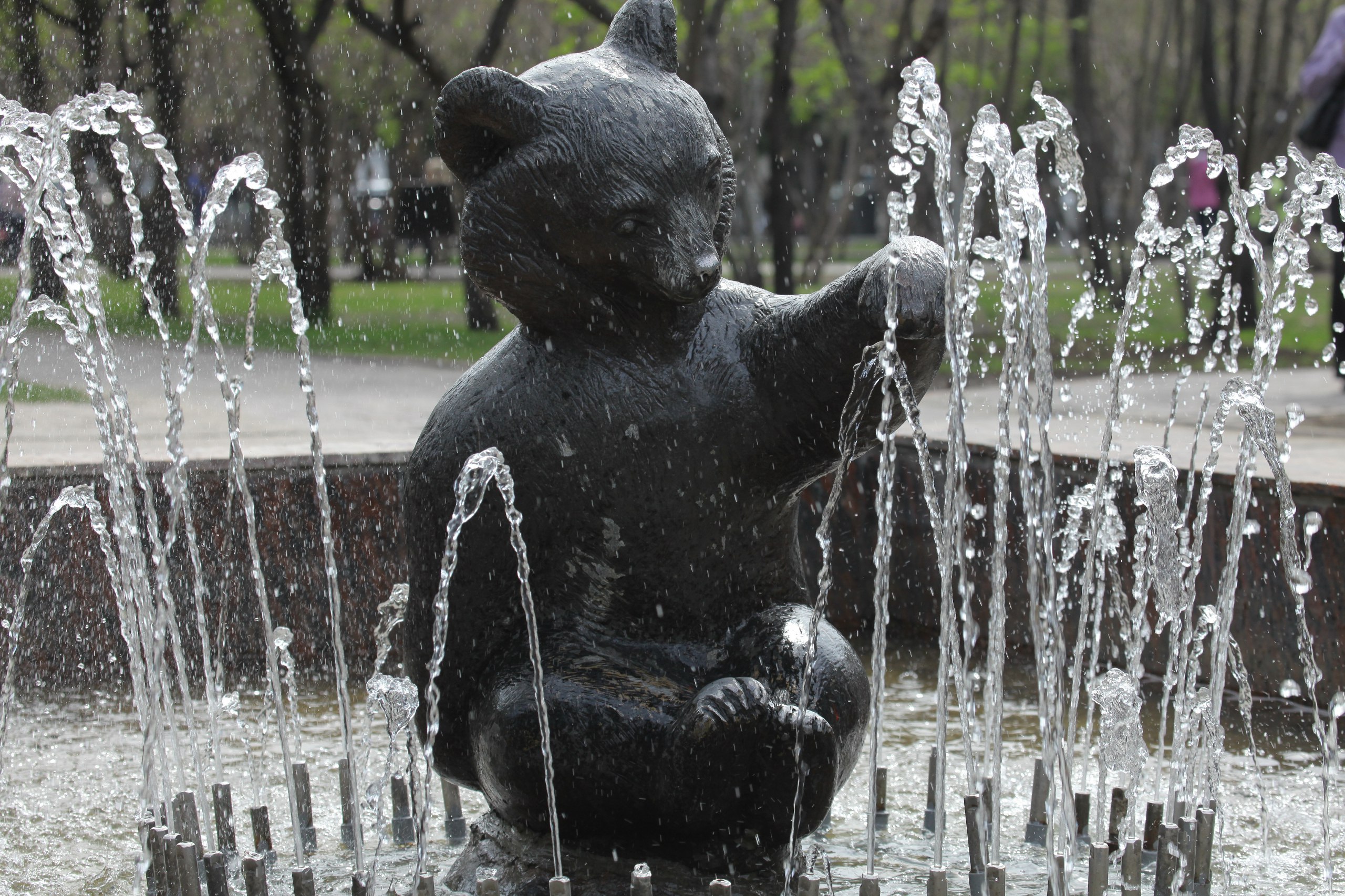 В Новосибирске после реконструкции протестировали фонтан «Мишка»