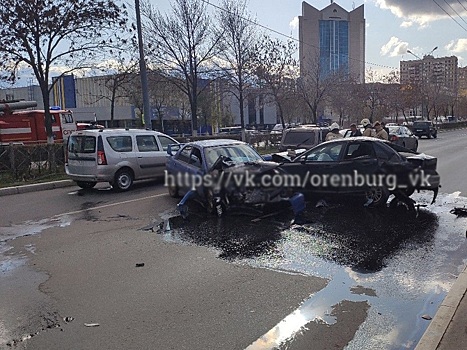 На Чкалова два иномарки превратились в автохлам