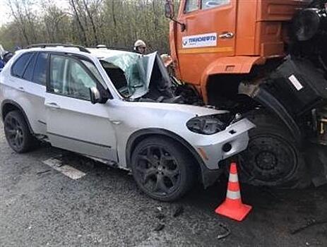На трассе Самара - Волгоград пострадал водитель КамАЗа, в который въехал BMW