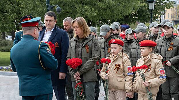 Сотрудники центра «Авангард» и юнармейцы возложили цветы к Могиле Неизвестного Солдата