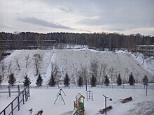 В Новосибирске ликвидируют снегоотвал у детской площадки после резонанса в СМИ