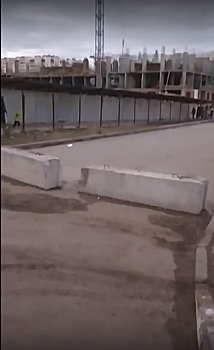 Водители в Саратове ломают бордюры из-за закрытой дороги