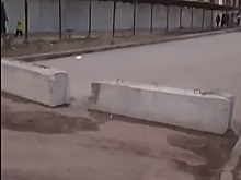 Водители в Саратове ломают бордюры из-за закрытой дороги