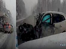 Автоледи уступила дорогу нарушителю ПДД и угодила в ДТП : видео