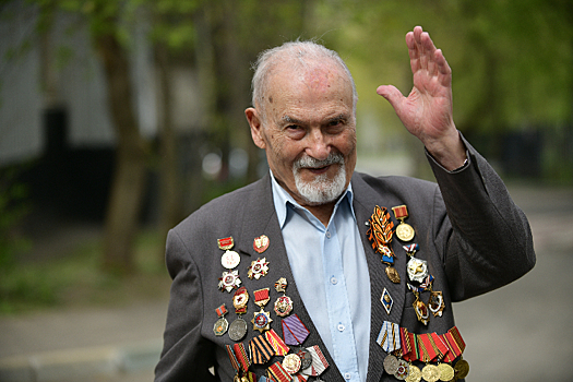 «Я люблю жизнь!» 101-летний фронтовик Пётр Соломатин прокатил на машине корреспондентов «НЗМ», пришедших его поздравить