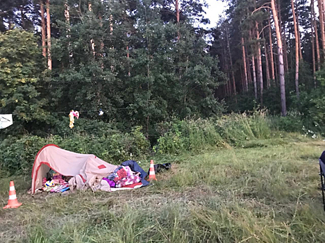 Автомобиль наехал на палатку на берегу водохранилища под Новосибирском