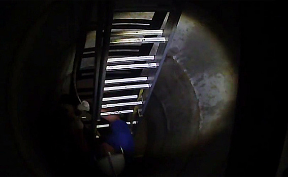 В выгребную яму свалилась девушка в ночном Новосибирске