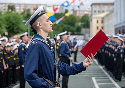 В Тихоокеанском высшем военно-морском училище состоялась торжественная церемония принятия первокурсниками Военной присяги