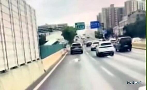 Лобовое столкновение автомобилей попало на видео в КНР