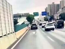 Лобовое столкновение автомобилей попало на видео в КНР