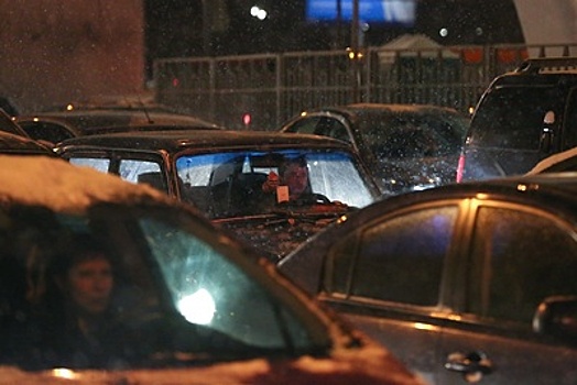 Автомобилистов Москвы призвали быть внимательнее из‑за снега и гололеда