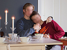 Фотографию гей-пары сняли с конкурса на лучшую обложку каталога IKEA