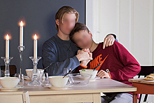 Фотографию гей-пары сняли с конкурса на лучшую обложку каталога IKEA