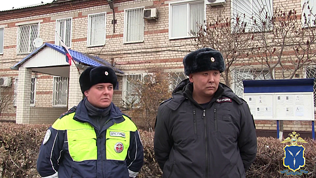 В селе Моршанка Саратовской области правоохранители спасли из пожара троих жильцов частного дома