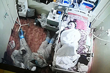 Фото уснувших на полу возле пациента с COVID-19 врачей растрогало россиян