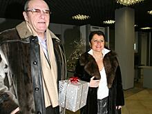 Восьмимесячная дочь Виторгана примерила на прогулке молочное полупальто с баской