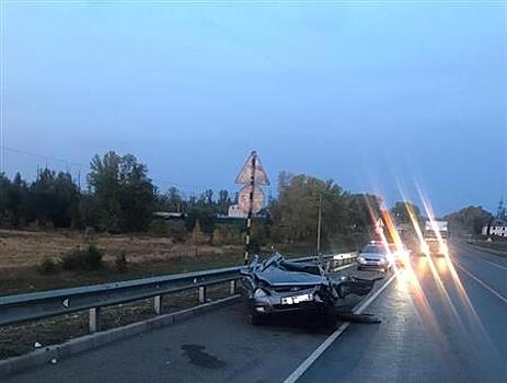 В ДТП с грузовиком под Сергиевском погиб водитель из Ульяновской области и пострадал его пассажир