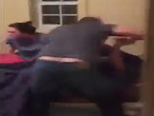 Кто так дерется?: муж застал жену в постели с любовником и пытается его избить