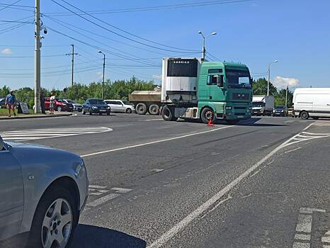 На улице Емельянова произошло ДТП с участие фуры