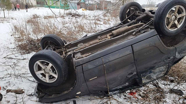В Аткарске спасателям пришлось освобождать водителя из перевернувшегося «Шевроле»