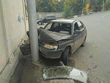 В Саратове юный водитель без прав врезался в столб