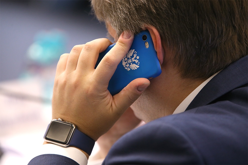 ФСБ вскрыла схему по установке шпионского ПО на смартфоны чиновников