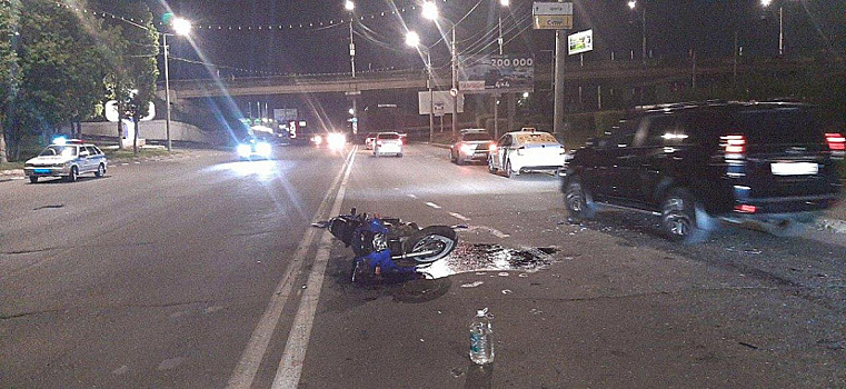 "Шкода" сбила мотоцикл с двумя мужчинами