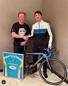Винокуров подарил Ажгалиеву велосипед. Недавно спортсмен писал о нехватке инвентаря в подготовке шорт-трекистов