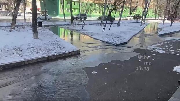 «Каток в каждый двор»: в одном из городов Приморья случился потоп