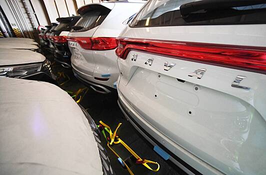 Импорт новых машин в Россию обрушился, подержанных — поставил рекорд