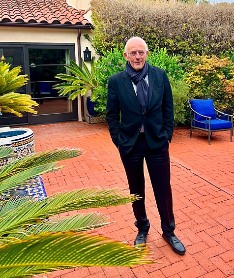 Кадр из соцсетей Кристофера Ллойда