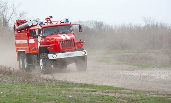 В Волгоградской области в прицепе грузовика возник пожар