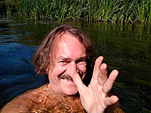 «Безумие и отвага»: зачнем москвич на свой страх и риск купается в Яузе