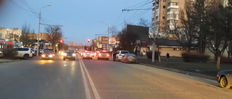 Перебегала дорогу: в Ростове попала под машину девочка-подросток