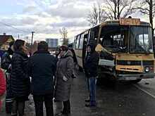 В Новгородской области школьный автобус протаранил грузовик с трубами, есть раненые