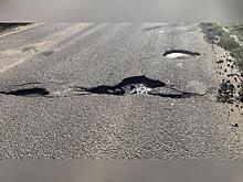 Водителям приходится выезжать на встречку в центре Читы из-за глубокой ямы