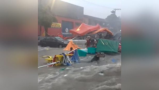 Наводнение смыло в Бразилии сотни торговых палаток. Видео