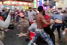 Массовое избиение туриста посреди улицы на глазах у прохожих попало на видео