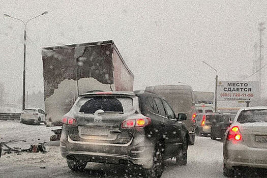 День разбитых авто: снегопад парализовал Москву