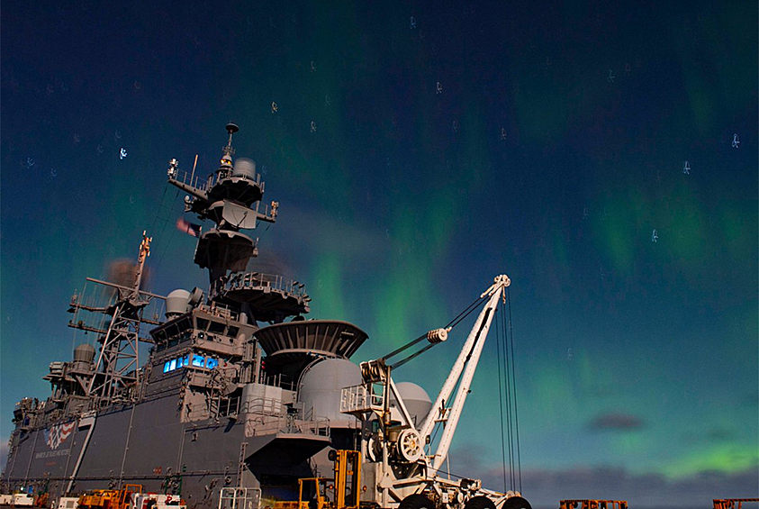 Универсальный десантный корабль типа Wasp Военно-морского флота США USS Iwo Jima (LHD-7) на фоне полярного сияния