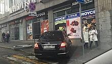 Автомобиль из Москвы «протаранил» Малый ГУМ во Владивостоке