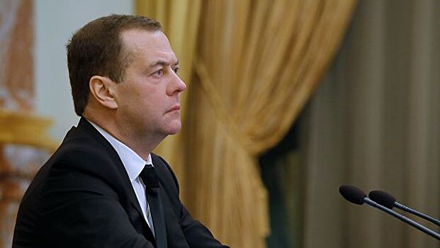 Медведев разделил ответственность за социальные госпрограммы между замами