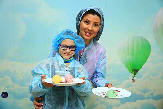 Екатерина Богдасарова вместе с детьми из социально-реабилитационного центра «Полет» посетила фабрику по производству мороженого