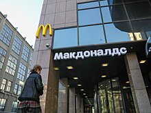 В Москве мужчина приковал себя наручниками к зданию «Макдональдса»