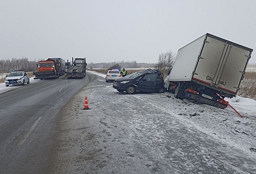 На омской трассе в ДТП с грузовиком погиб пассажир легковушки