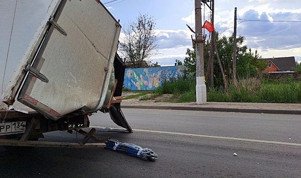 На юге Волгограда произошло крупное ДТП с грузовиком