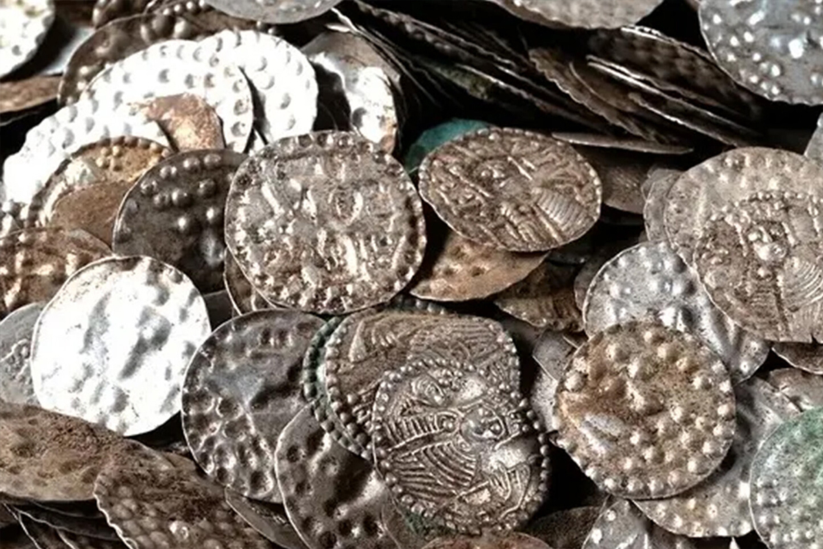 Копая червей для рыбалки, швед нашел средневековый клад